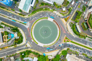 Who Has the Right of Way at a Roundabout/ Rotunda?